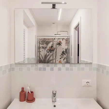 The Rent - Modern Two-bedroom Near Termini 아파트
