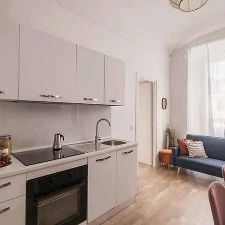 The Rent - Modern Two-bedroom Near Termini 로마
