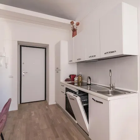 The Rent - Modern Two-bedroom Near Termini