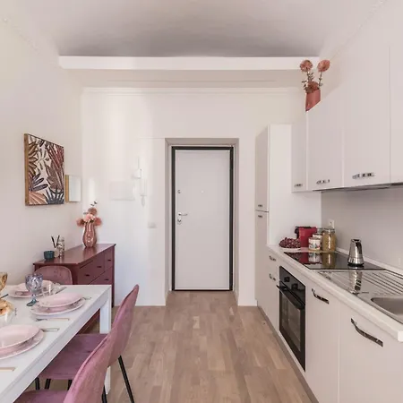 The Rent - Modern Two-bedroom Near Termini 아파트