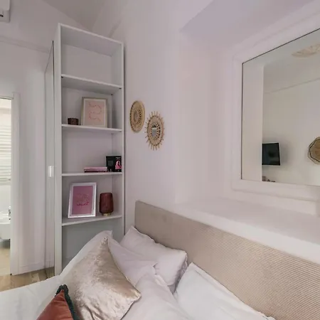 The Rent - Modern Two-bedroom Near Termini 아파트 로마